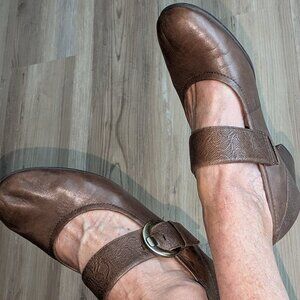 Earth Noble Mary Janes. Brown leather size 8D